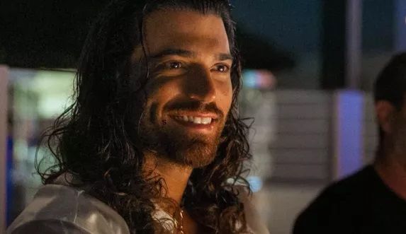 Can Yaman'ı yıkan haber. Herkesten taziye mesajları yağıyor 1